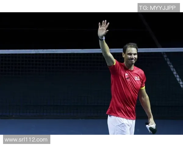 足球传奇谢幕之战：球星主场告别时刻与不舍告别的感动时光