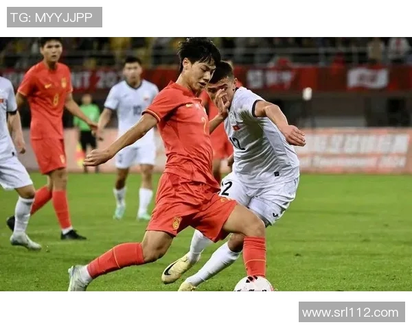 国足球星积极投入热身训练展现拼搏精神为即将到来的重要赛事蓄力